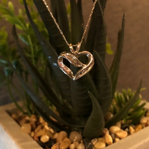 10k Diamond Crossover Heart Pendant Necklace - Picture 3 of 8